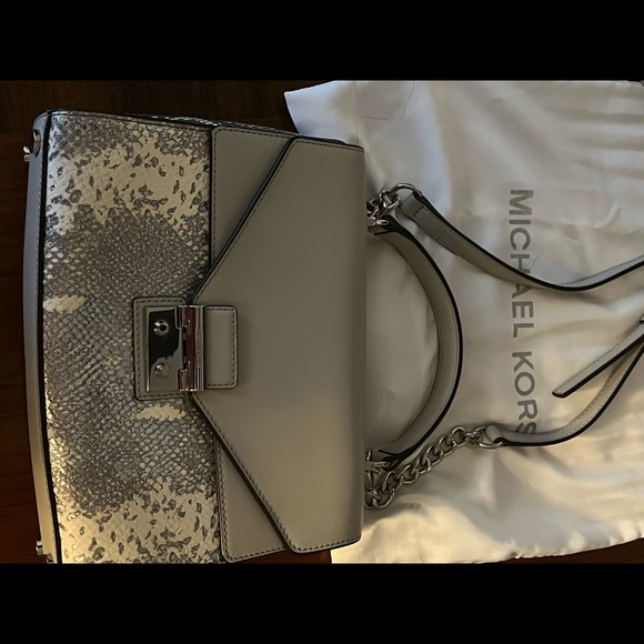 Crossbody satchel snakeskin look.